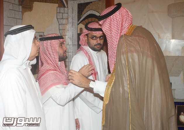 الأمير خالد بن عبد الله يتلقى تعازي الأمراء والمعالي والسعادة ووجهاء المجتمع والمواطنين في فقيد الأمة الكبير