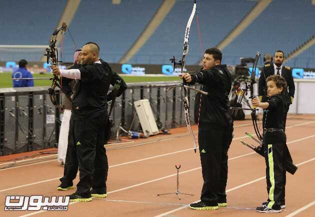 لاعبي السهام خلال تقديهم احد العروض