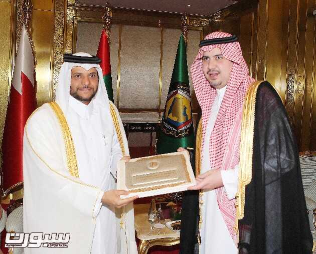 الأمير عبدالحكيم بن مساعد يسلم دعوة للشيخ سعود بن عبدالرحمن آل ثاني