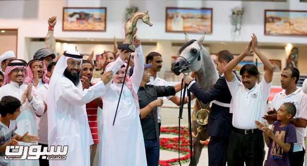 مطلق بن مشرف يرفع كأس الأفحل مع الحصان سلام من الصحراء