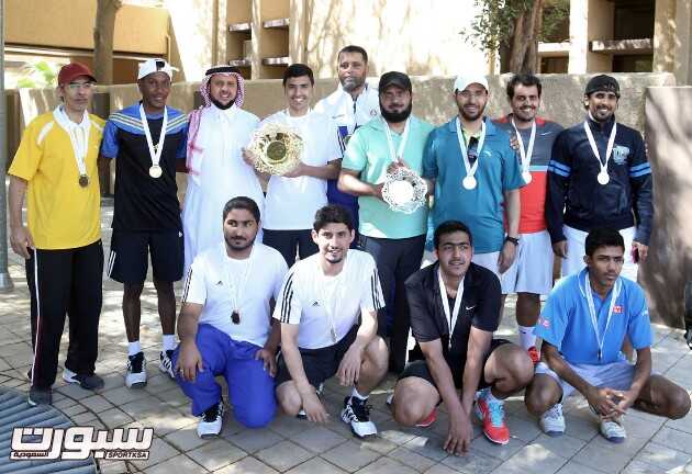 صورة جماعية لفريق الوشم والزيتون مع عضو الاتحاد السعودي للتنس عوض العقيلي