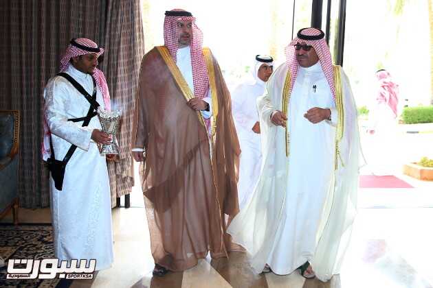 الأمير عبدالله بن مساعد ونواف بن محمد قبل الدخول إلى قاعة الإجتماعات
