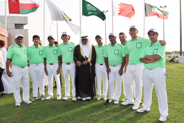 رئيس الوفد عبدالعزيز الدبلان بصورة جماعية مع لاعبين المنتخب