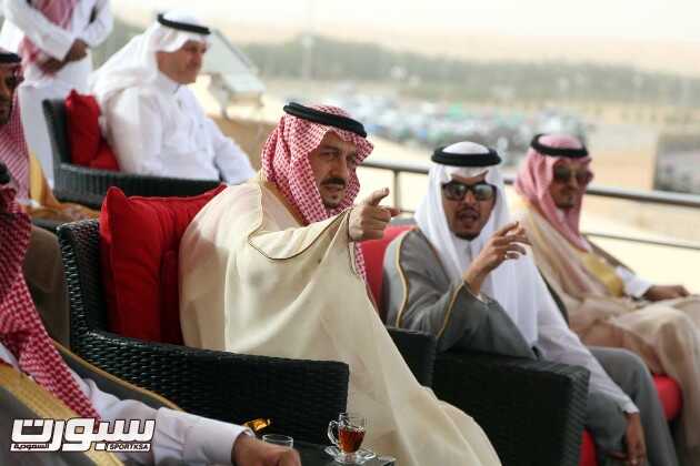 الأمير فيصل بن بندر يستمع لشرح من الأمير سلطان الفيصل