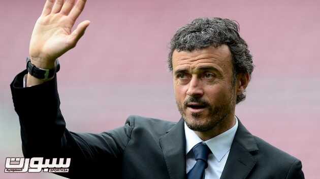 Barcelona's new coach Luis Enrique Martinez waves to supporters during his presentation at the Camp Nou stadium in Barcelona on May 21, 2014.  Barcelona on May 19 appointed their former captain and outgoing Celta Vigo manager Luis Enrique as their new coach to replace Gerardo Martino after a disappointing trophyless season, the club said.  AFP PHOTO / JOSEP LAGO