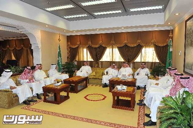 صورة جماعية خلال زيارة الأمير عبدالحكيم لجامعة الملك فهد للبترول والمعادن