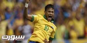 نيمار مهاجم البرازيل عقب احراز هدف في مرمى اليابان بكأس العالم للقارات في برازيليا يوم 15 يونيو حزيران 2013 - رويترز