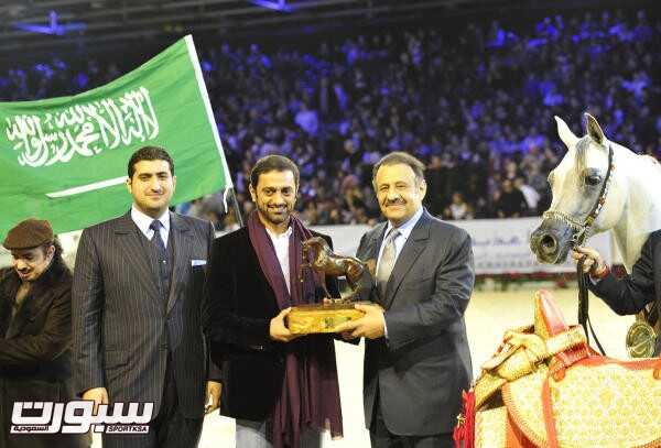 الأمير خالد بن سلطان مع إحدى بطولات العالم التي فازت بها الخالدية