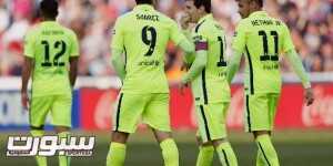 Barcelona's Lionel Messi (2nd R) is congratulated by teammates Luis Suarez (2nd L) and Neymar (R) after scoring a goal against Granada during their Spanish first division soccer match at Nuevo Los Carmenes stadium in Granada February 28, 2015. REUTERS/Marcelo del Pozo (SPAIN - Tags: SPORT SOCCER)