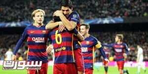 epa05040289 FC Barcelona's Uruguayan striker Luis Suarez (up C) celebrates with his Brazilian teammate Dani Alves (2-L) after scoring the opening goal during the UEFA Champions Leage Group E soccer match between FC Barcelona and AS Roma at Camp Nou in Barcelona, Spain, 24 November 2015.  EPA/TONI ALBIR