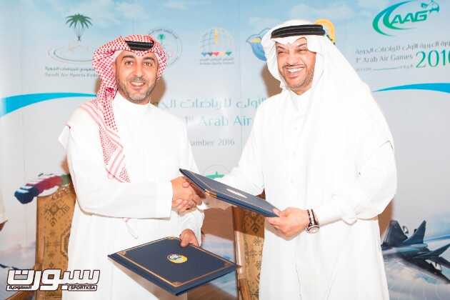 توقيع الاتفاقية بين الأمير طلال بن بدر بن سعود رئيس الاتحاد . ومثل الاتحاد السعودي للرياضات الجوية الأمير تركي بن مقرن بن عبدالعزيز رئيس الاتحاد .