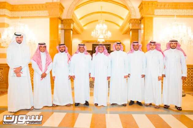 صورة جماعية اعضاء مجلس الادارة مع الامير مقرن بن عبدالعزيز