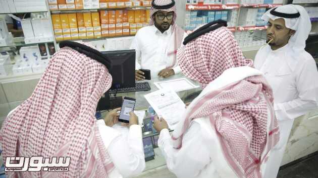فرق التفتيش خلال جولاتها على محال الاتصالات