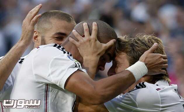 epa04463378 Real Madrid's Portuguese defender Pepe (L) jubilates with his team mate, Croatian midfielder Luka Modric (R) his goal against FC Barcelona during their Primera Division soccer match played at Santiago Bernabeu stadium in Madrid, Spain on 25 October 2014.  EPA/Chema Moya