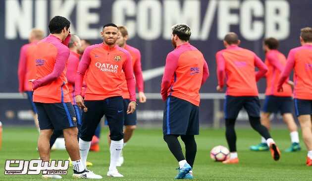 epa05596340 FC Barcelona players (L-R) Luis Suarez, Neymar, and Lionel Messi attend their team's training session in Sant Joan Despi, near Barcelona, northeastern Spain, 21 October 2016. FC Barcelona will face Valencia CF in the Spanish Primera Division soccer match on 22 October 2016.  EPA/TONI ALBIR