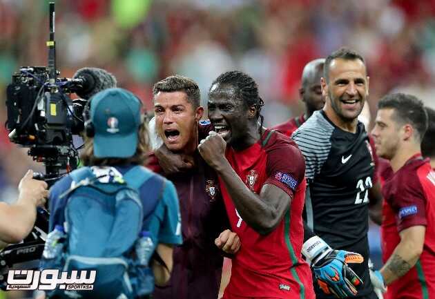 epa05419745 Portugal's Cristiano Ronaldo (L) and Eder celebrate their team's victory in the UEFA EURO 2016 Final match between Portugal and France at Stade de France in Saint-Denis, France, 10 July 2016. (RESTRICTIONS APPLY: For editorial news reporting purposes only. Not used for commercial or marketing purposes without prior written approval of UEFA. Images must appear as still images and must not emulate match action video footage. Photographs published in online publications (whether via the Internet or otherwise) shall have an interval of at least 20 seconds between the posting.)  EPA/MIGUEL A. LOPES   EDITORIAL USE ONLY