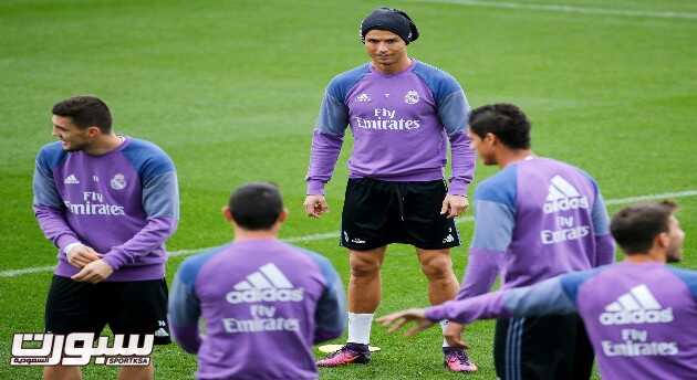 epa05618482 Real Madrid's Cristiano Ronaldo (C) during a team's training session at Real Madrid's City in Valdebebas, Madrid, Spain, 05 November 2016. Real Madrid will face Leganes FC in a Primera Division Liga match on 06 November 2016.  EPA/MARISCAL