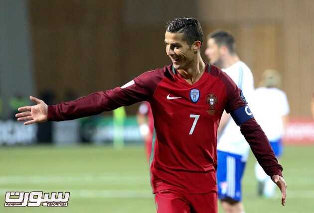 epa05580175 Portugal's Crisitano Ronaldo reacts during the FIFA World Cup 2018 qualification match between Faroe Islands and Portugal at the Torsvollur stadium in Thorshavn, Faroe Islands, 10 October 2016. EPA/JENS KRISTIAN VANG