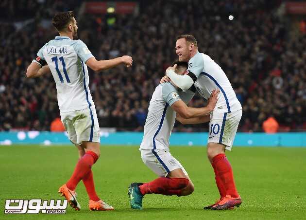 epa05627689 England's Gary Cahill (C) celebrates with teammates Wayne Rooney (R) and Adam Lallana (L) after scoring the 3-0 goal during the FIFA World Cup 2018 Qualification group F match between England and Scotland at Wembley Stadium in London, Britain, 11 November 2016.  EPA/ANDY RAIN
