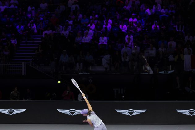 الإثارة تسيطر على منافسات نهائيات رابطة محترفات التنس في يومها الثالث