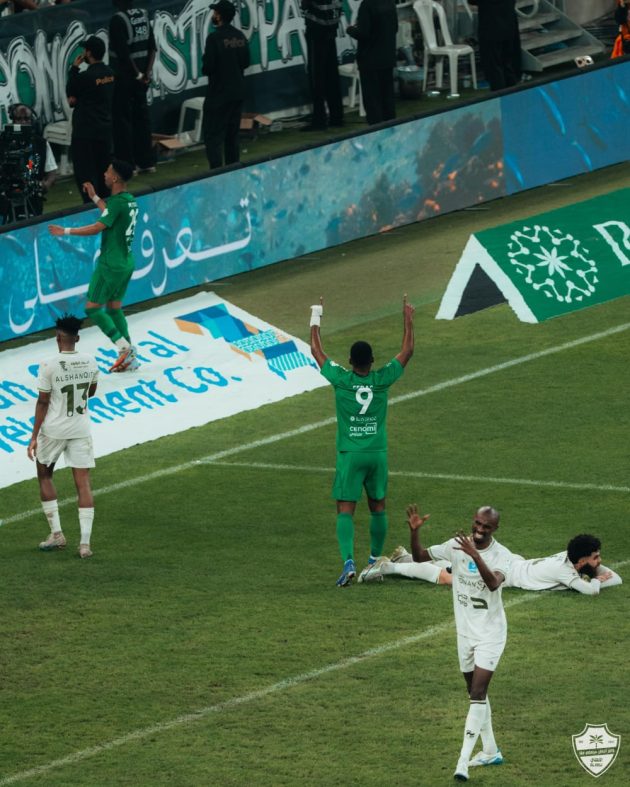الأهلي يطارد الهلال بثنائية في شباك الحزم