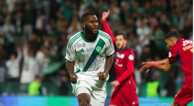 الأهلي يتصدر دوري روشن مؤقتًا بالفوز على ضمك