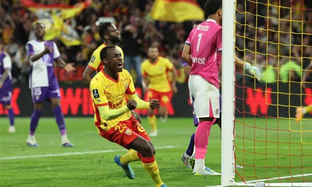 سعود عبدالحميد يتألق بهدف ويقرب لانس من الصدارة في الدوري الفرنسي