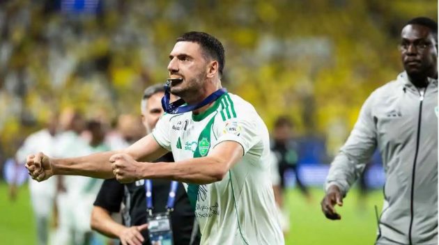 “الهريفي” يهاجم ديميرال: استعراض الميدالية مناكفة في غير محلها.. ومن يغذي اللاعبين بهذه الأفكار يسيء للرياضة