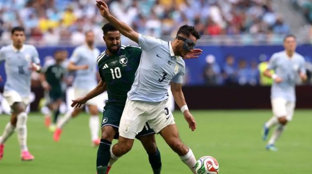 تيسير الجاسم يفتح النار على سالم الدوسري بعد تعادل الأخضر أمام أوروغواي