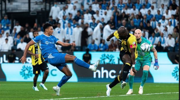في كلاسيكو مثير.. الهلال يحسم قمة الاتحاد وينفرد بصدارة دوري روشن