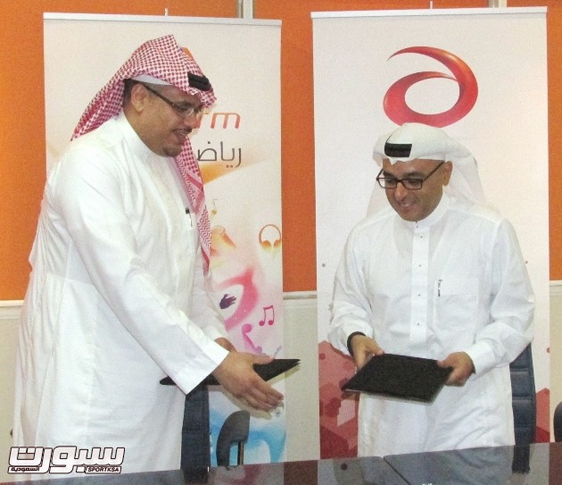 -مدير عام إذاعة يو إف إم محمد الخميس ومدير عام وثبه مؤمنة لحظة التوقيع  .