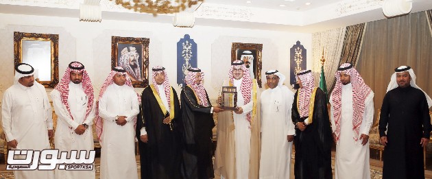 الأمير نواف بن فيصل خلال استقباله لإدارة نادي الجيل