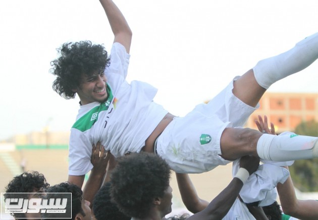 لاعبو الاهلي يحتفون بمسجل الهدف الوحيد محمد الحارثي