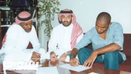 ابراهيم البلوي بجوار رضا تكر اثناء توقيعه للاتحاد