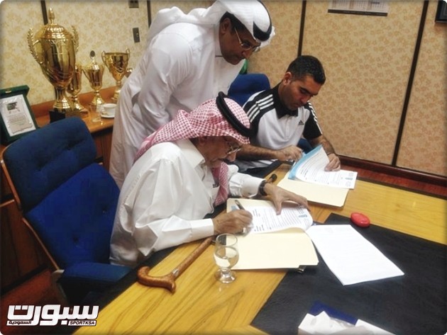 جلال قادري يوقع العقد بجانب رئيس النادي
