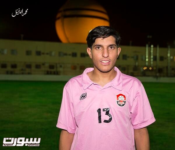 رياض العريني بقميص الرائد "تصوير محمد الدخيل"