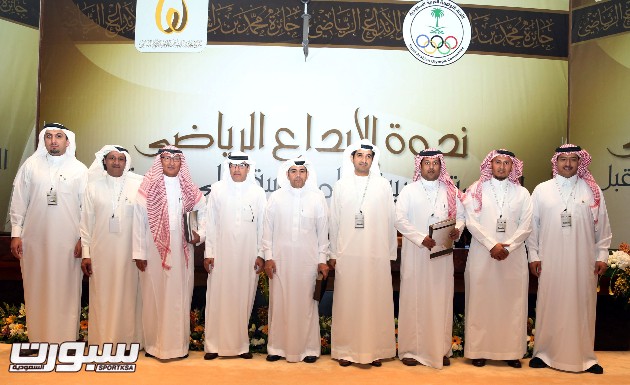 صورة جماعية للمحاضرين مع الأمين العام للجنة الأولمبية العربية السعودية محمد المسحل والدكتور احمد الشريف