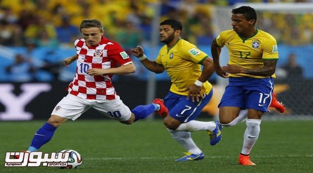 (L-R) Croatia's Luka Modric fights for the ball with Brazil's Hulk and Luiz Gustavo during the 2014 World Cup opening match between Brazil and Croatia at the Corinthians arena in Sao Paulo June 12, 2014. REUTERS/Ivan Alvarado (BRAZIL  - Tags: SOCCER SPORT WORLD CUP)